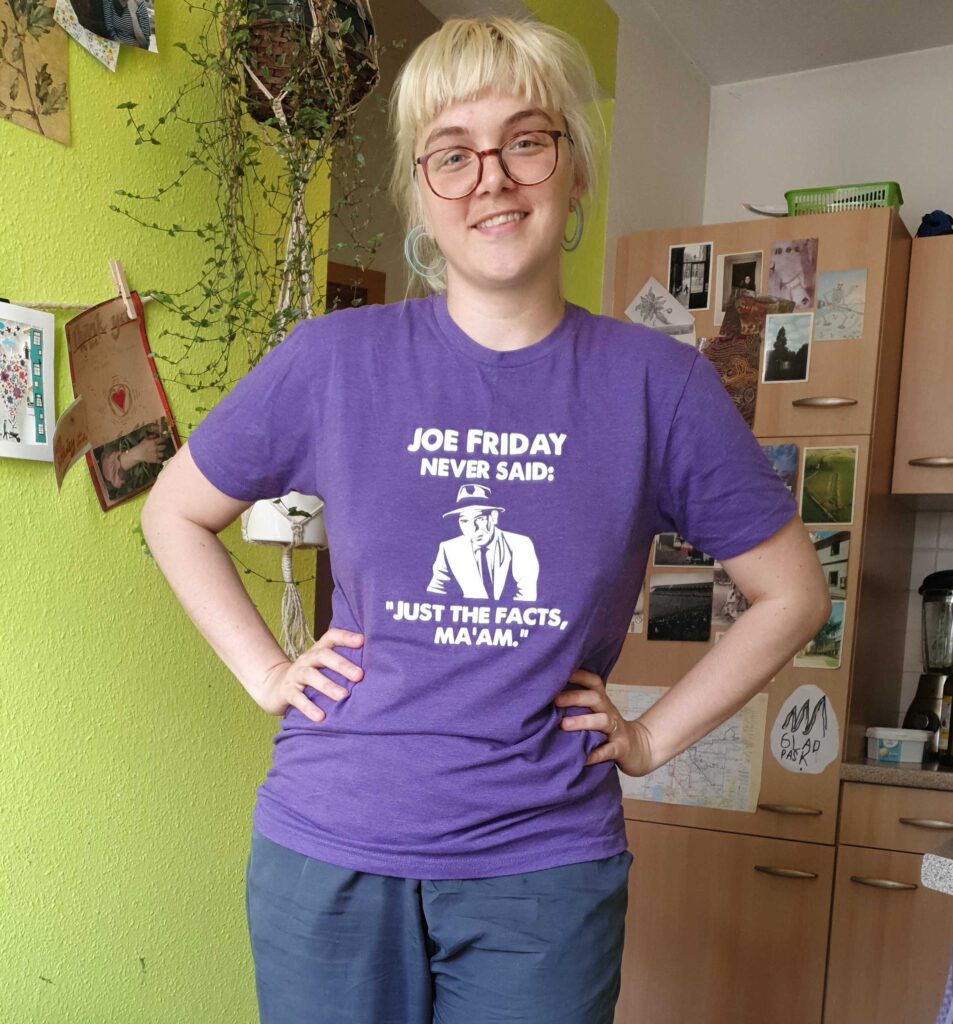 Hedvig, in her most niche t-shirt: An image of Detective Joe Friday from the TV show Dragnet, and the caption: Joe Friday never said: "Just the facts, Ma'am."